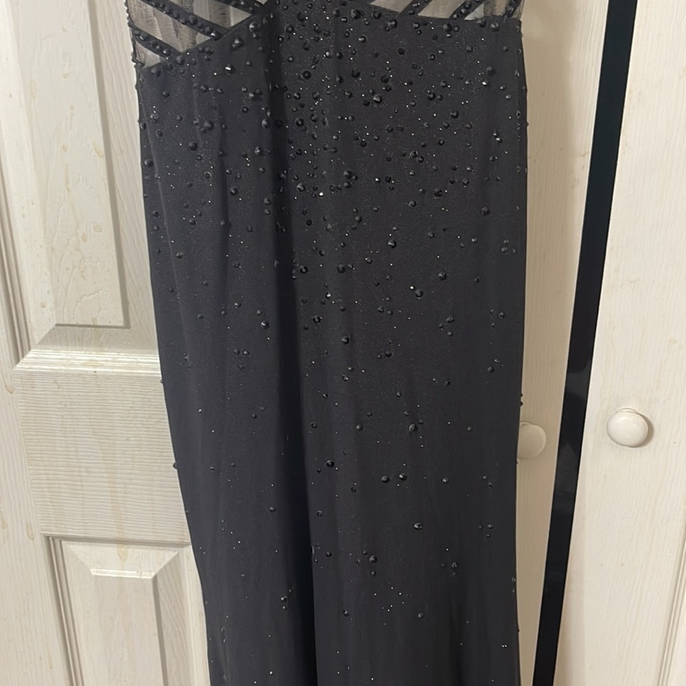 Evening gown Gorgeous black dress worn once. Black shiny beading to the floor. - Picture 10 of 17